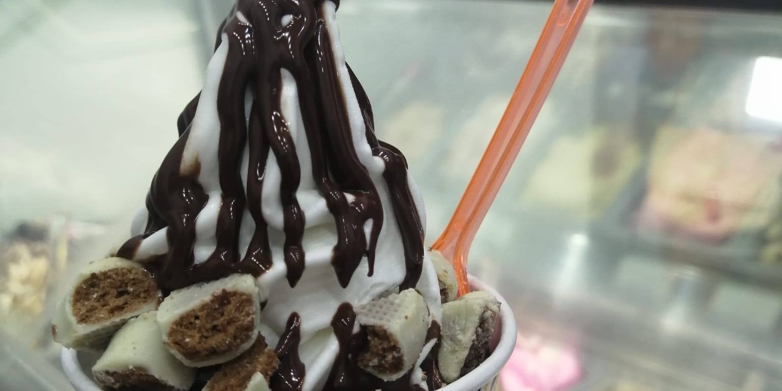 ¡Refresca tus días con nuestro yogur helado!